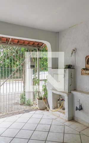 Casa à venda com 170m², 4 quartos e 2 vagas Casa à venda com 170m², 4 quartos e 2 vagasGaragem
