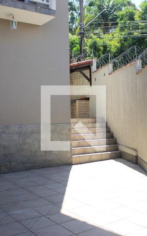 Casa à venda com 150m², 4 quartos e 2 vagasAcesso lateral à garagem