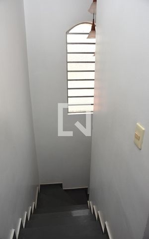 Casa à venda com 150m², 2 quartos e 2 vagasEscada