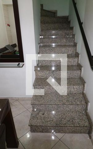 Casa à venda com 150m², 3 quartos e 2 vagasEscada