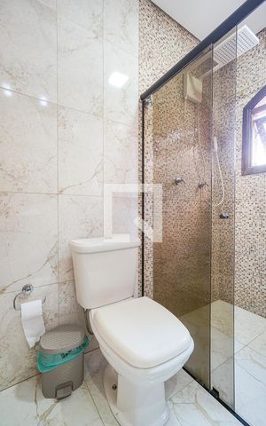 Casa à venda com 150m², 3 quartos e 2 vagas Casa à venda com 150m², 3 quartos e 2 vagasBanheiro social