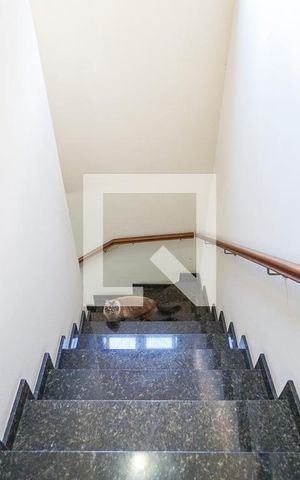 Casa à venda com 150m², 3 quartos e 2 vagas Casa à venda com 150m², 3 quartos e 2 vagasEscada