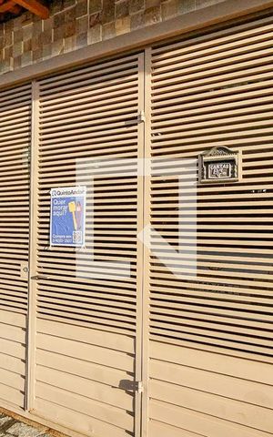 Casa à venda com 150m², 3 quartos e 2 vagas Casa à venda com 150m², 3 quartos e 2 vagasFachada