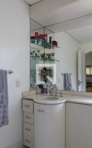 Casa à venda com 650m², 3 quartos e 3 vagasBanheiro da Suíte 2