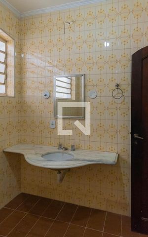 Casa à venda com 236m², 3 quartos e 4 vagas Casa à venda com 236m², 3 quartos e 4 vagasBanheiro 2