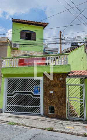 Casa à venda com 130m², 3 quartos e 2 vagas Casa à venda com 130m², 3 quartos e 2 vagasFachada