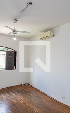 Casa à venda com 130m², 3 quartos e 2 vagas Casa à venda com 130m², 3 quartos e 2 vagasQuarto 1