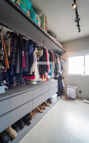 Apartamento para alugar com 122m², 2 quartos e 2 vagas Apartamento para alugar com 122m², 2 quartos e 2 vagasCloset da suíte 2