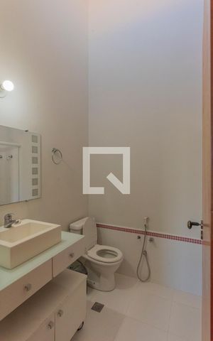 Casa à venda com 300m², 4 quartos e 5 vagas Casa à venda com 300m², 4 quartos e 5 vagasBanheiro da Suíte 2