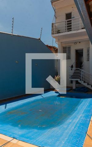 Casa à venda com 300m², 4 quartos e 5 vagas Casa à venda com 300m², 4 quartos e 5 vagasPiscina