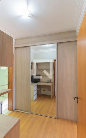 Casa à venda com 300m², 4 quartos e 5 vagas Casa à venda com 300m², 4 quartos e 5 vagasCloset da suíte 1