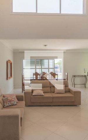 Casa à venda com 300m², 4 quartos e 5 vagas Casa à venda com 300m², 4 quartos e 5 vagasSala