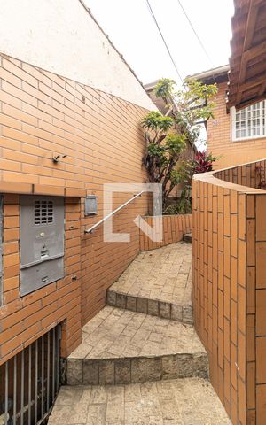 Casa para alugar com 240m², 2 quartos e 2 vagas Casa para alugar com 240m², 2 quartos e 2 vagasEscada