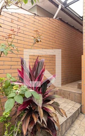 Casa para alugar com 240m², 2 quartos e 2 vagas Casa para alugar com 240m², 2 quartos e 2 vagasEscada