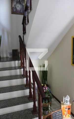 Casa à venda com 182m², 3 quartos e 2 vagasEscada