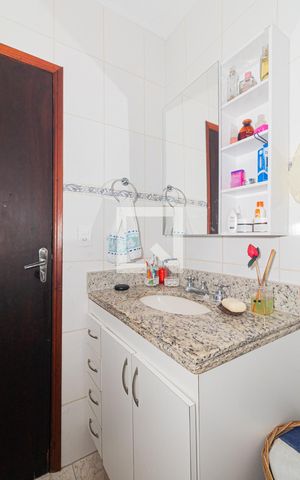 Casa à venda com 200m², 4 quartos e 1 vaga Casa à venda com 200m², 4 quartos e 1 vagaBanheiro
