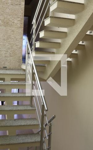 Casa para alugar com 205m², 6 quartos e 4 vagasEscada