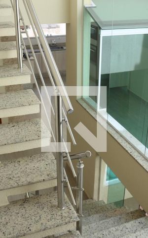 Casa para alugar com 205m², 6 quartos e 4 vagasEscada