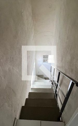 Casa à venda com 150m², 3 quartos e 2 vagas Casa à venda com 150m², 3 quartos e 2 vagasEscada
