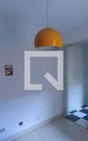 Casa à venda com 170m², 5 quartos e 2 vagasQuarto 02 localizado no piso de baixo 