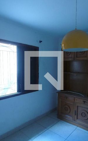 Casa à venda com 170m², 5 quartos e 2 vagasQuarto 02 localizado no piso de baixo 