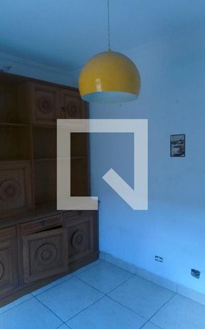 Casa à venda com 170m², 5 quartos e 2 vagasQuarto 02 localizado no piso de baixo 