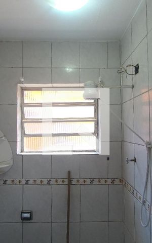 Casa à venda com 170m², 5 quartos e 2 vagasBanheiro localizado entre cozinha e o quarto 02