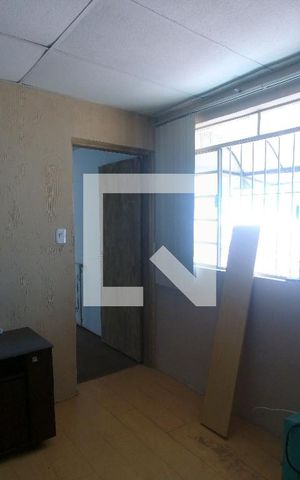 Casa à venda com 170m², 5 quartos e 2 vagasSala casa dos fundos entrada pela escada 