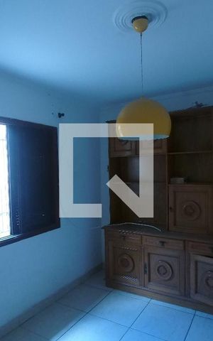 Casa à venda com 170m², 5 quartos e 2 vagasQuarto 02 localizado no piso de baixo 