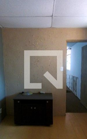 Casa à venda com 170m², 5 quartos e 2 vagasSala casa dos fundos entrada pela escada 