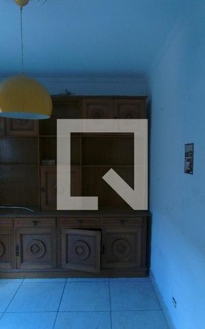 Casa à venda com 170m², 5 quartos e 2 vagasQuarto 02 localizado no piso de baixo 