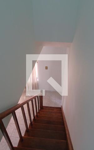 Casa para alugar com 120m², 4 quartos e 2 vagasEscada