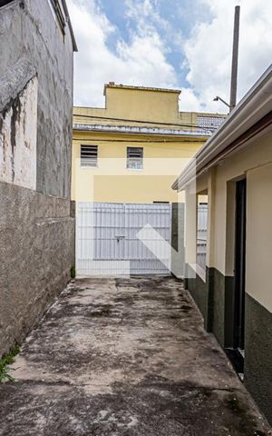 Casa à venda com 80m², 2 quartos e 3 vagas Casa à venda com 80m², 2 quartos e 3 vagasQuintal e garagem