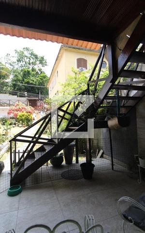 Casa de condomínio à venda com 336m², 3 quartos e 8 vagasEscada