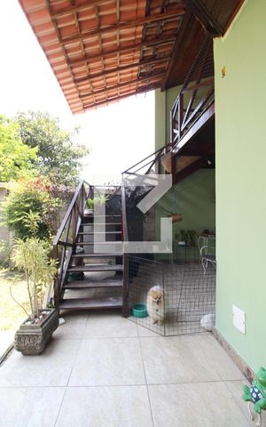 Casa de condomínio à venda com 336m², 3 quartos e 8 vagasEscada