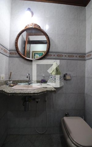 Casa de condomínio à venda com 336m², 3 quartos e 8 vagasLavabo