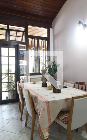 Casa de condomínio à venda com 336m², 3 quartos e 8 vagasSala