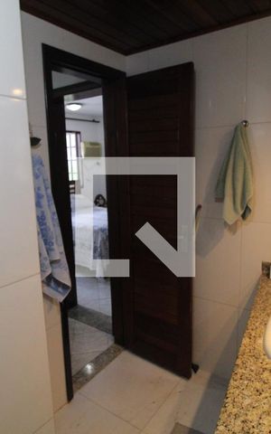 Casa de condomínio à venda com 336m², 3 quartos e 8 vagasBanheiro Social