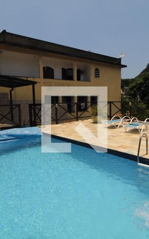 Casa de condomínio à venda com 336m², 3 quartos e 8 vagasPiscina