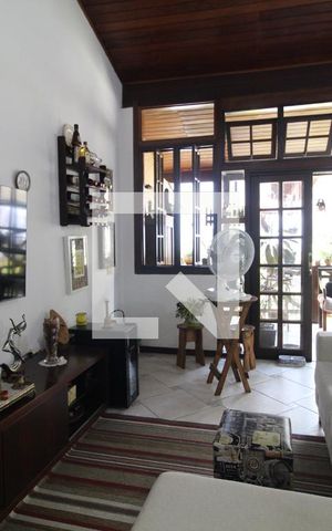 Casa de condomínio à venda com 336m², 3 quartos e 8 vagasSala