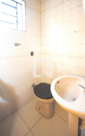 Casa à venda com 294m², 3 quartos e 3 vagas Casa à venda com 294m², 3 quartos e 3 vagasBanheiro da edicula