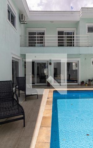 Casa à venda com 792m², 4 quartos e 5 vagas Casa à venda com 792m², 4 quartos e 5 vagasPiscina