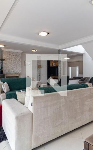 Casa à venda com 792m², 4 quartos e 5 vagas Casa à venda com 792m², 4 quartos e 5 vagasSala