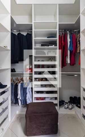 Casa à venda com 792m², 4 quartos e 5 vagas Casa à venda com 792m², 4 quartos e 5 vagasCloset da Suíte 1