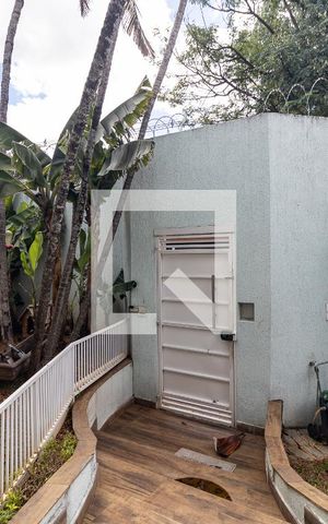 Casa à venda com 792m², 4 quartos e 5 vagas Casa à venda com 792m², 4 quartos e 5 vagasEntrada