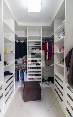Casa à venda com 792m², 4 quartos e 5 vagas Casa à venda com 792m², 4 quartos e 5 vagasCloset da Suíte 1