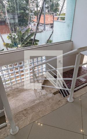Casa à venda com 792m², 4 quartos e 5 vagas Casa à venda com 792m², 4 quartos e 5 vagasEscada