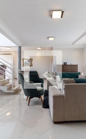 Casa à venda com 792m², 4 quartos e 5 vagas Casa à venda com 792m², 4 quartos e 5 vagasSala