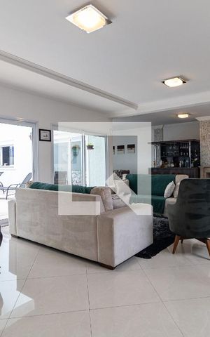 Casa à venda com 792m², 4 quartos e 5 vagas Casa à venda com 792m², 4 quartos e 5 vagasSala
