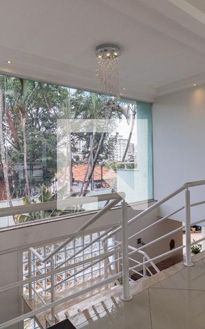 Casa à venda com 792m², 4 quartos e 5 vagas Casa à venda com 792m², 4 quartos e 5 vagasEscada